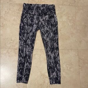 Lululemon black  and White Patterned Leggings, size 6